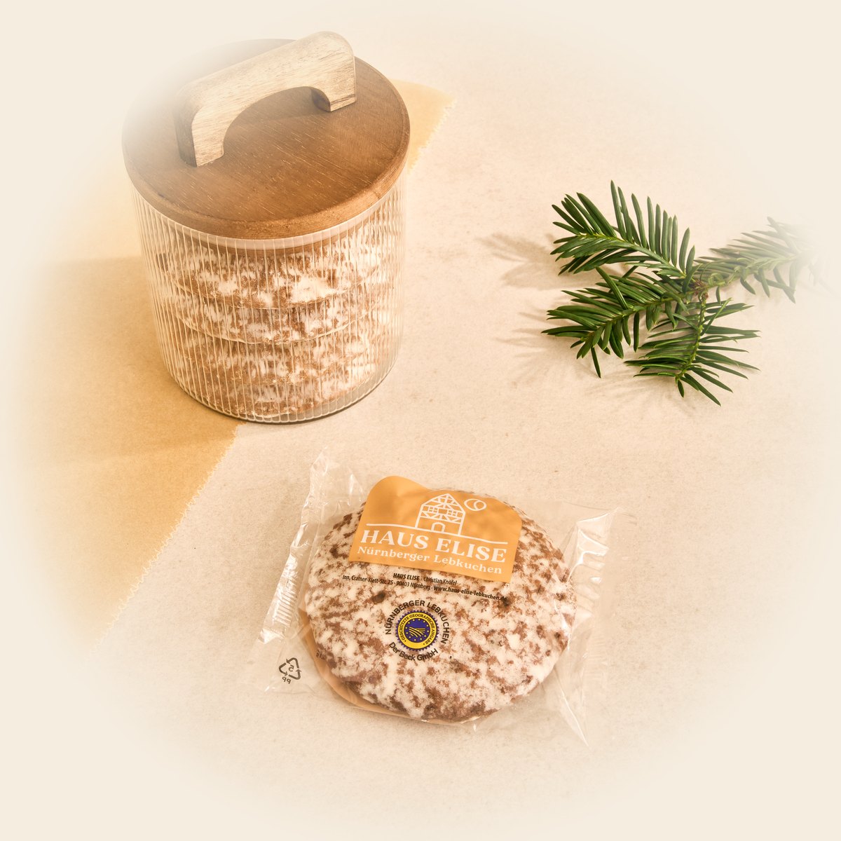 HAUS ELISE Elisen-Lebkuchen einzeln in Folie verpackt, mit Etikett und g.g.A.-Siegel, daneben ein Vorratsglas